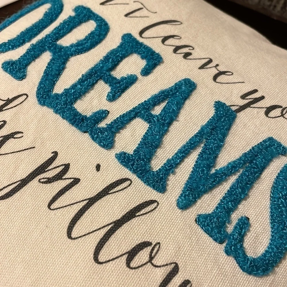 Don’t leave your Dreams, throw pillow🤍